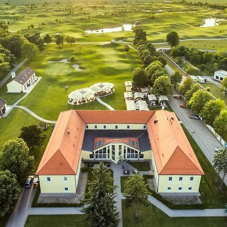 Klaudia'S Hotel & Restaurant At Golf Resort, Bac Samorin Kültér fotó