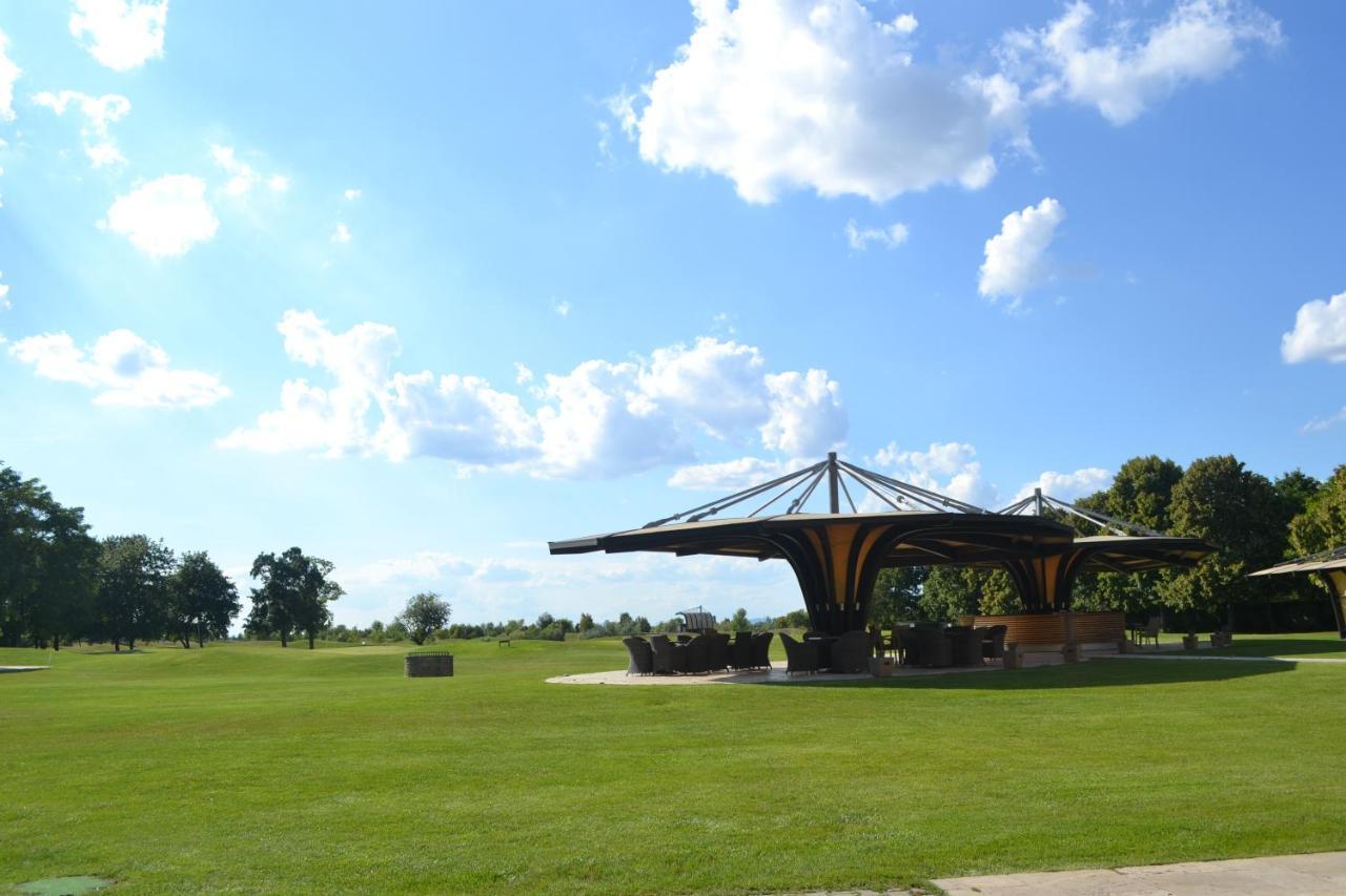 Klaudia'S Hotel & Restaurant At Golf Resort, Bac Samorin Kültér fotó
