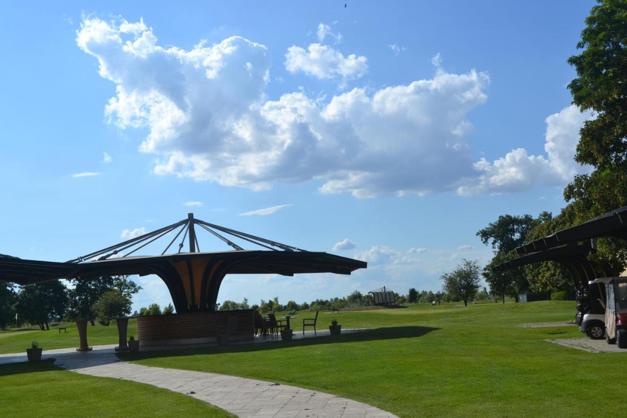 Klaudia'S Hotel & Restaurant At Golf Resort, Bac Samorin Kültér fotó
