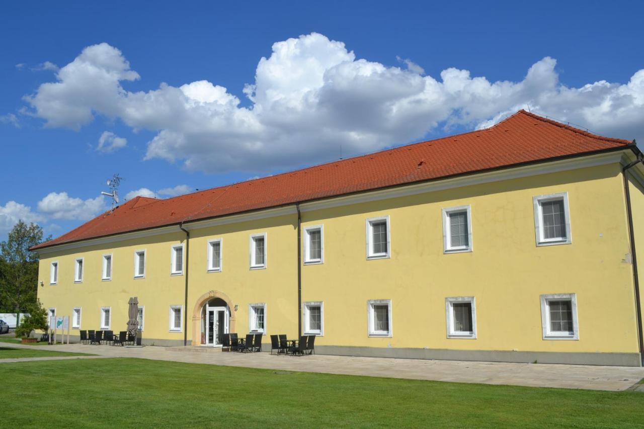 Klaudia'S Hotel & Restaurant At Golf Resort, Bac Samorin Kültér fotó