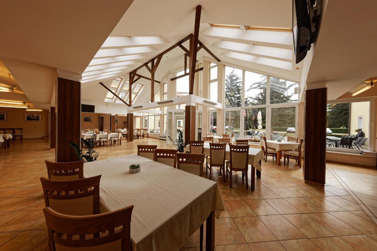 Klaudia'S Hotel & Restaurant At Golf Resort, Bac Samorin Kültér fotó