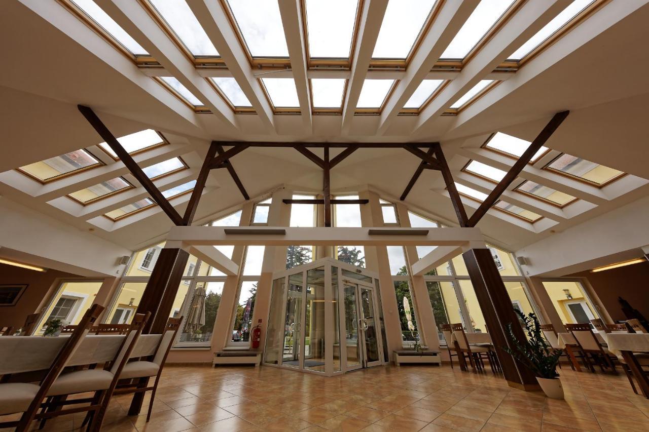 Klaudia'S Hotel & Restaurant At Golf Resort, Bac Samorin Kültér fotó