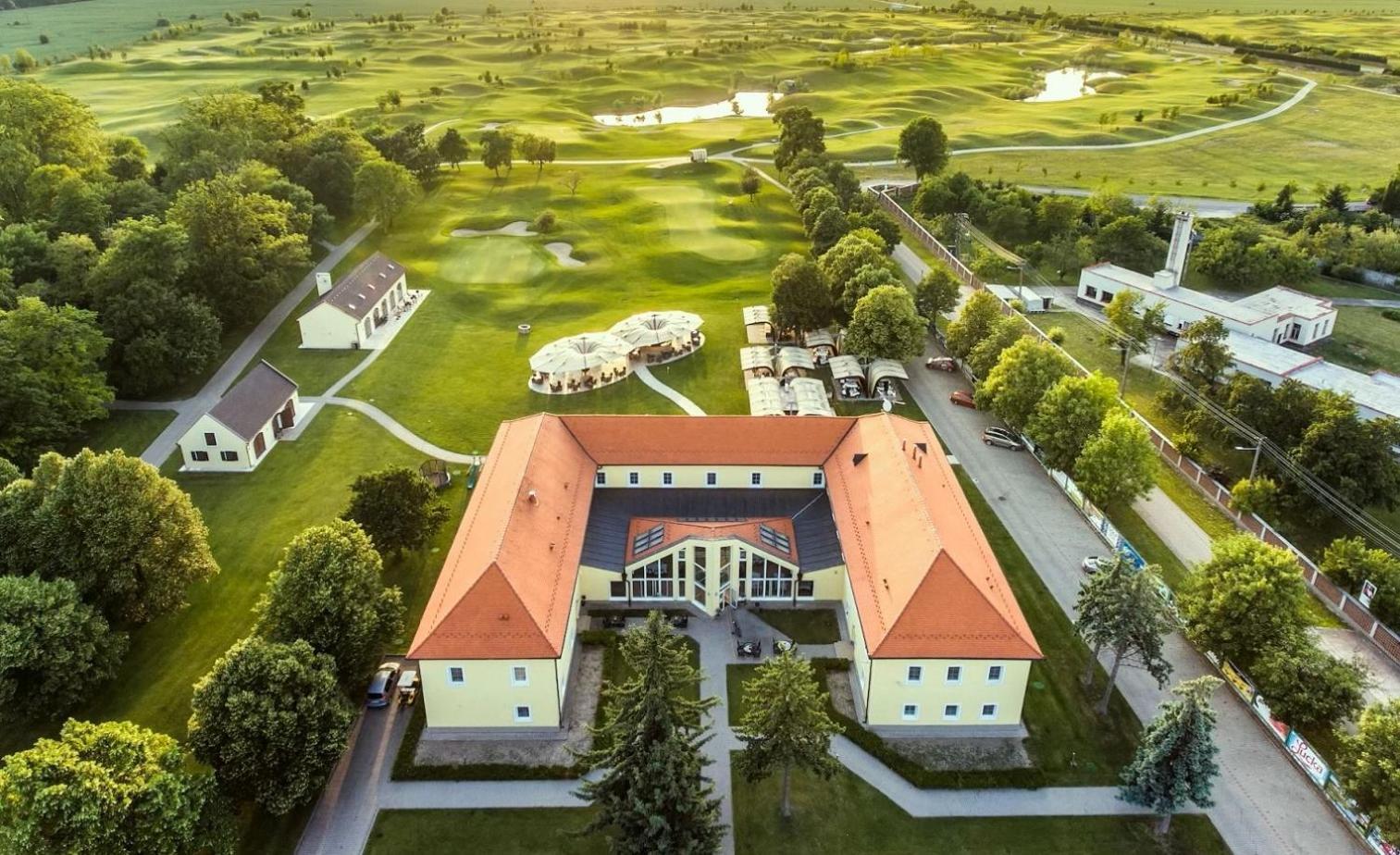 Klaudia'S Hotel & Restaurant At Golf Resort, Bac Samorin Kültér fotó